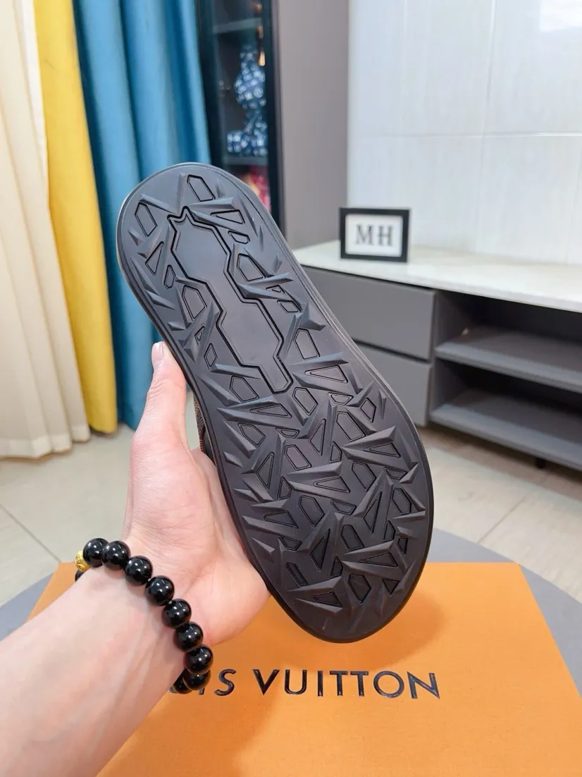 Men's shoes 💰260🌹🌹 (lv-Louis Vuitton) new men's sandals, high-end boutique, exquisite embossed logo decoration on the upper, fine workmanship, super soft soles, casual, loose and comfortable, a must-have in summer! \nsize：38-44